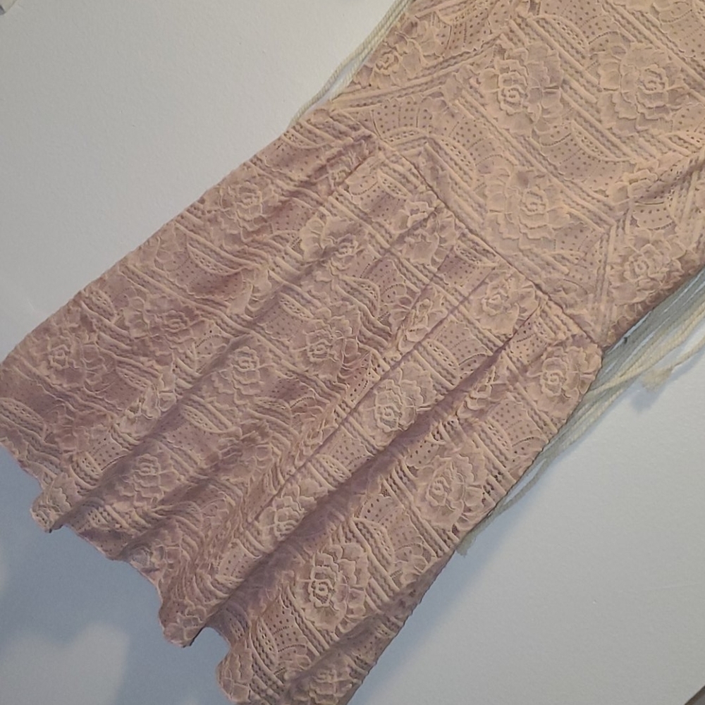 Lace dress - Picture 2 of 7